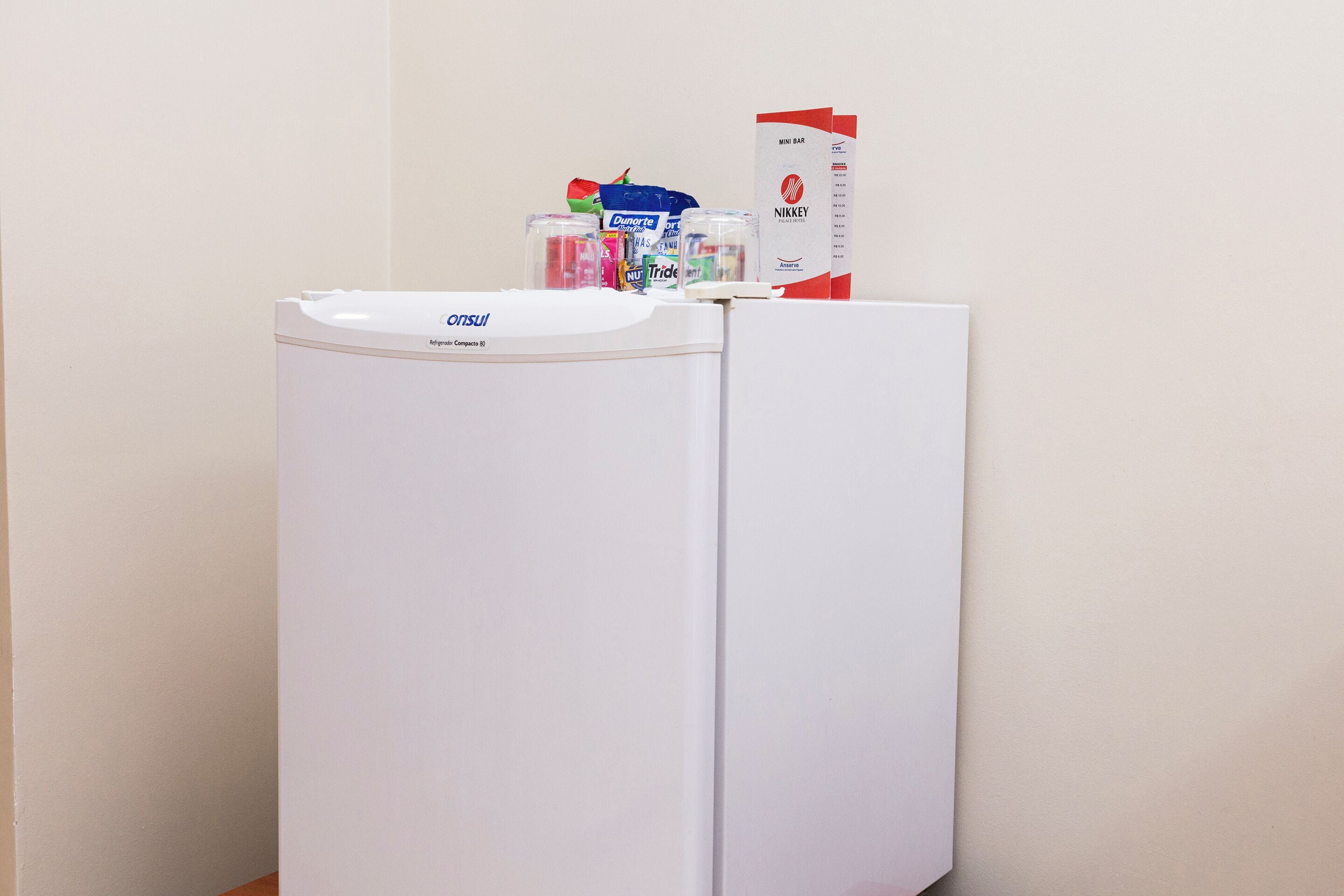 Un refrigerador blanco con congelador superior e inferior.