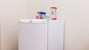 Un refrigerador blanco con congelador superior e inferior.
