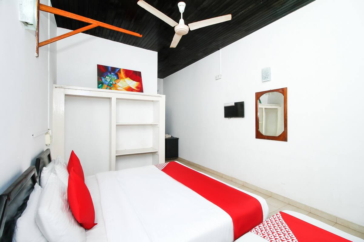 Standard Triple Room | Desk, individually furnished, bed sheets
