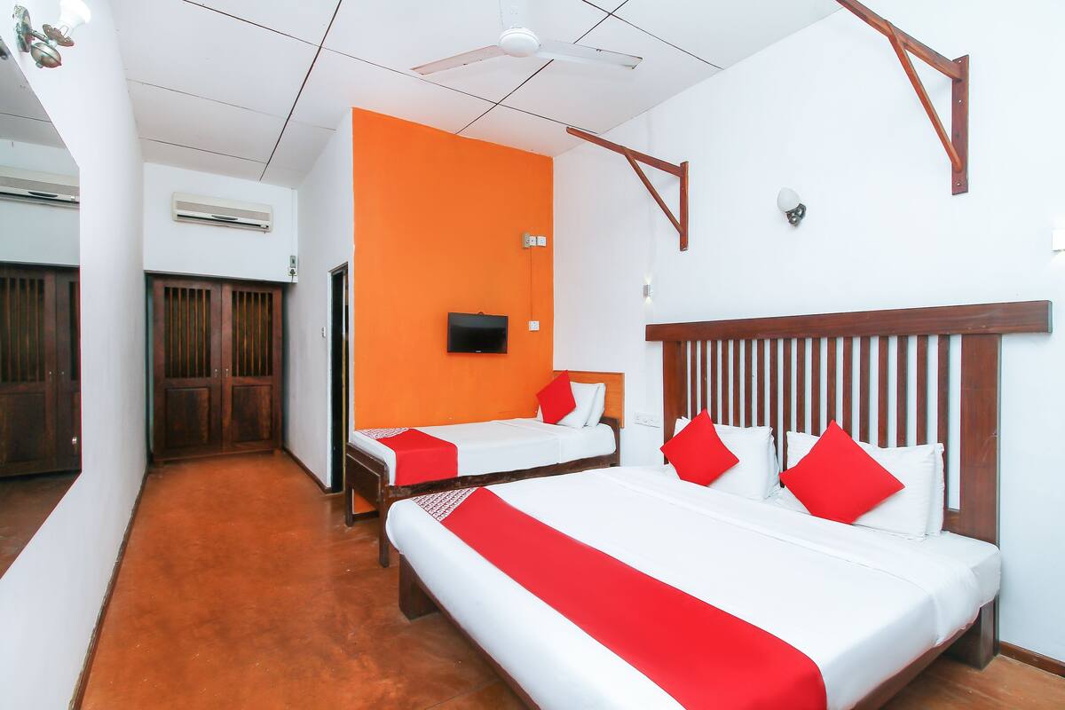 Family Room | Desk, individually furnished, bed sheets