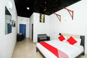 Standard Double Room | Individually furnished, desk, bed sheets - OYO 333 Ceylonica Beach Hotel (Negombo)