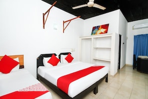 Chambre Triple Standard | Ameublement personnalisé, bureau, draps fournis