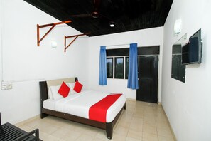 Standard Double Room | Individually furnished, desk, bed sheets