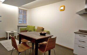 Muebles diferentes, escritorio y espacio para trabajar con laptop 