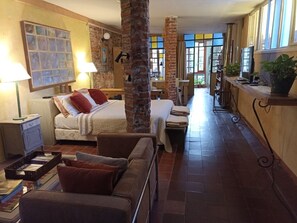 办公桌、免费 WiFi、床单