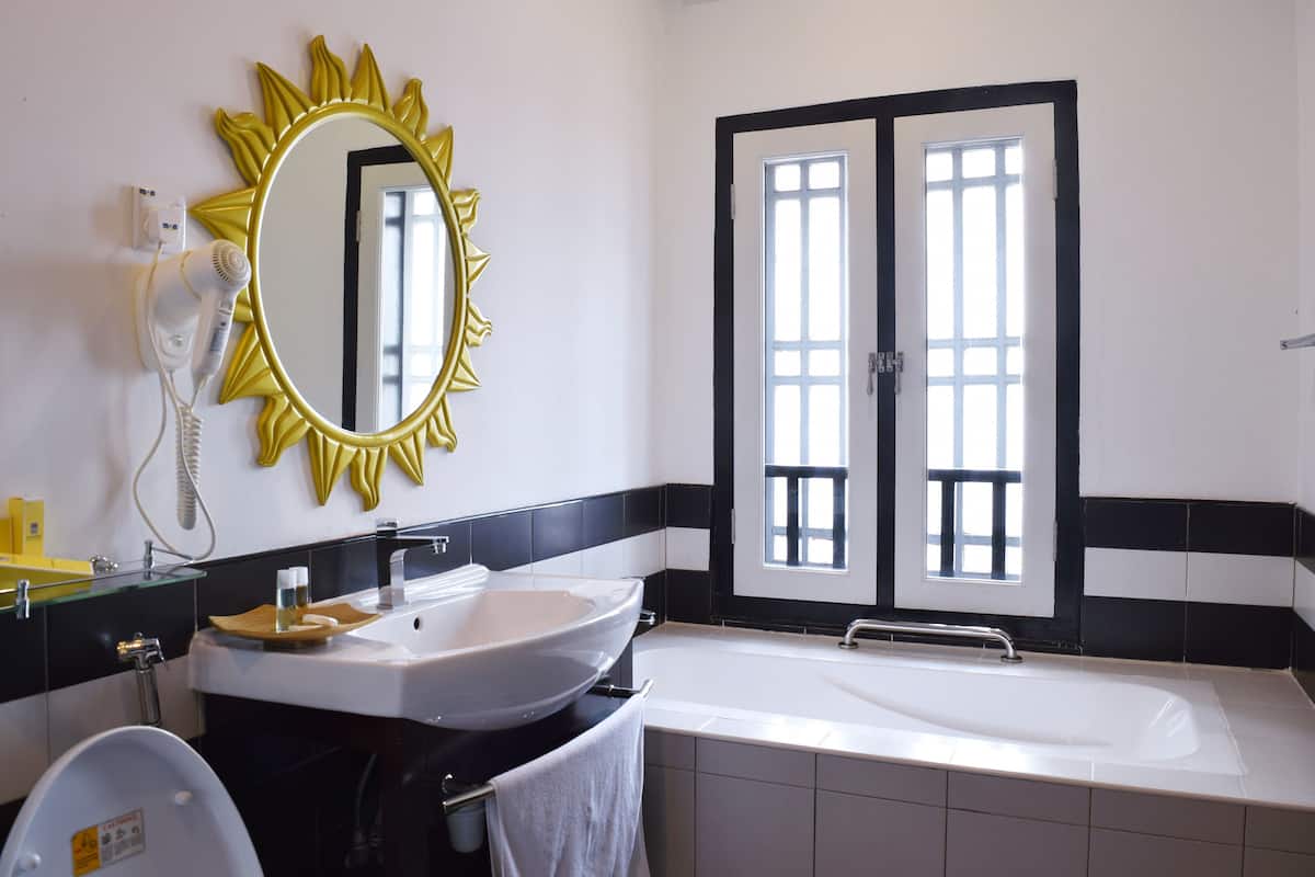 grand room, 1 king bed, non smoking, bathtub | bathroom | free toiletries, hair dryer, slippers, towels