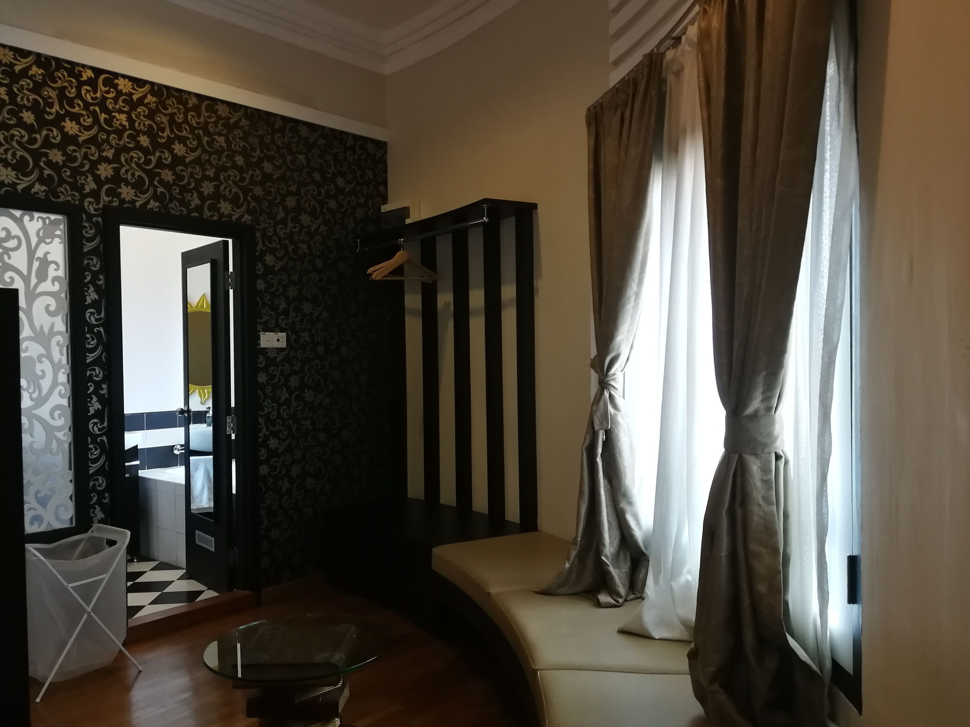 grand room, 1 king bed, non smoking, bathtub | premium bedding, minibar, in-room safe, desk