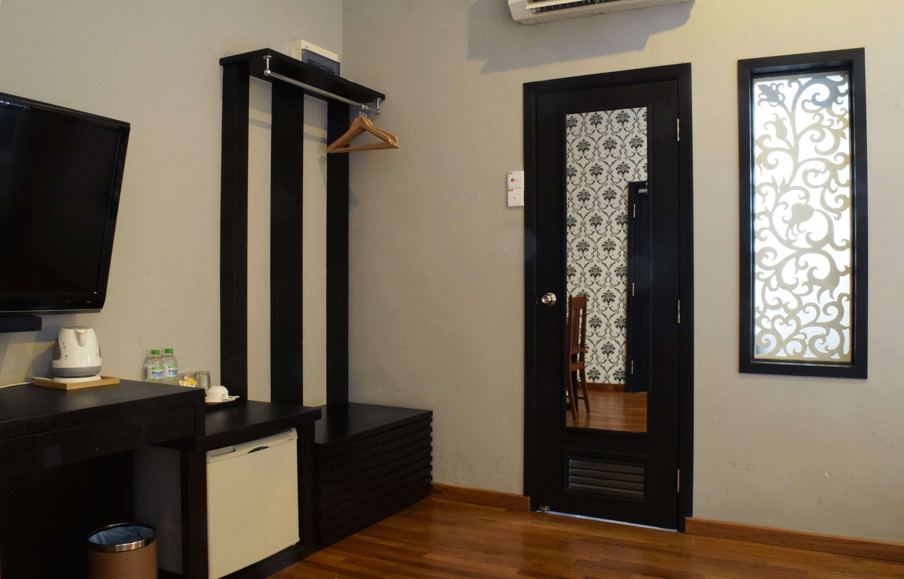 premier room, 1 king bed, non smoking, bathtub | premium bedding, minibar, in-room safe, desk