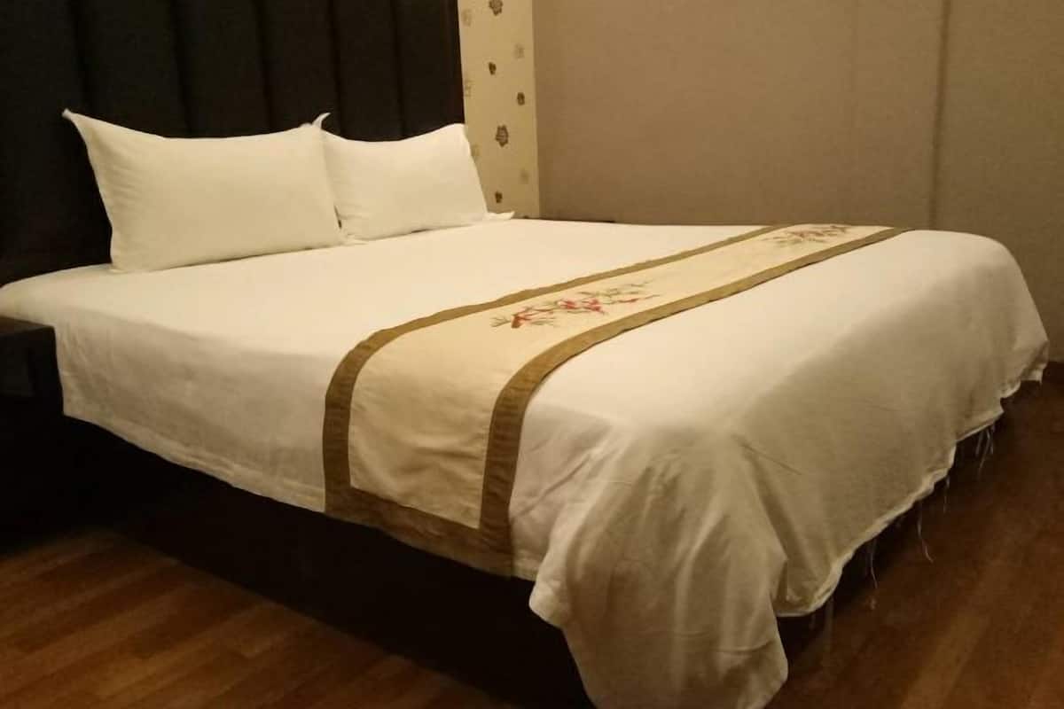 1 bedroom, premium bedding, minibar, in-room safe
