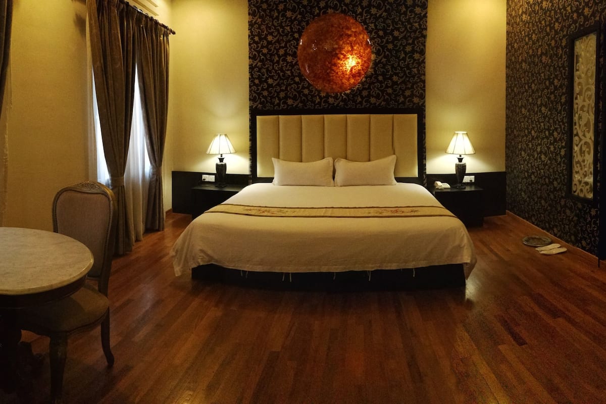 premier room, 1 king bed, non smoking, bathtub | premium bedding, minibar, in-room safe, desk
