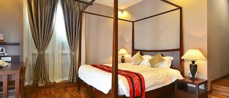 Quarto luxo, 1 cama King, para não fumantes, banheira | 1 quarto, roupas de cama premium, frigobar, cofres nos quartos