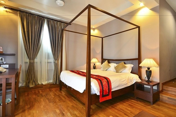 Deluxe Room, 1 King Bed, Non Smoking, Bathtub | Premium bedding, minibar, in-room safe, desk