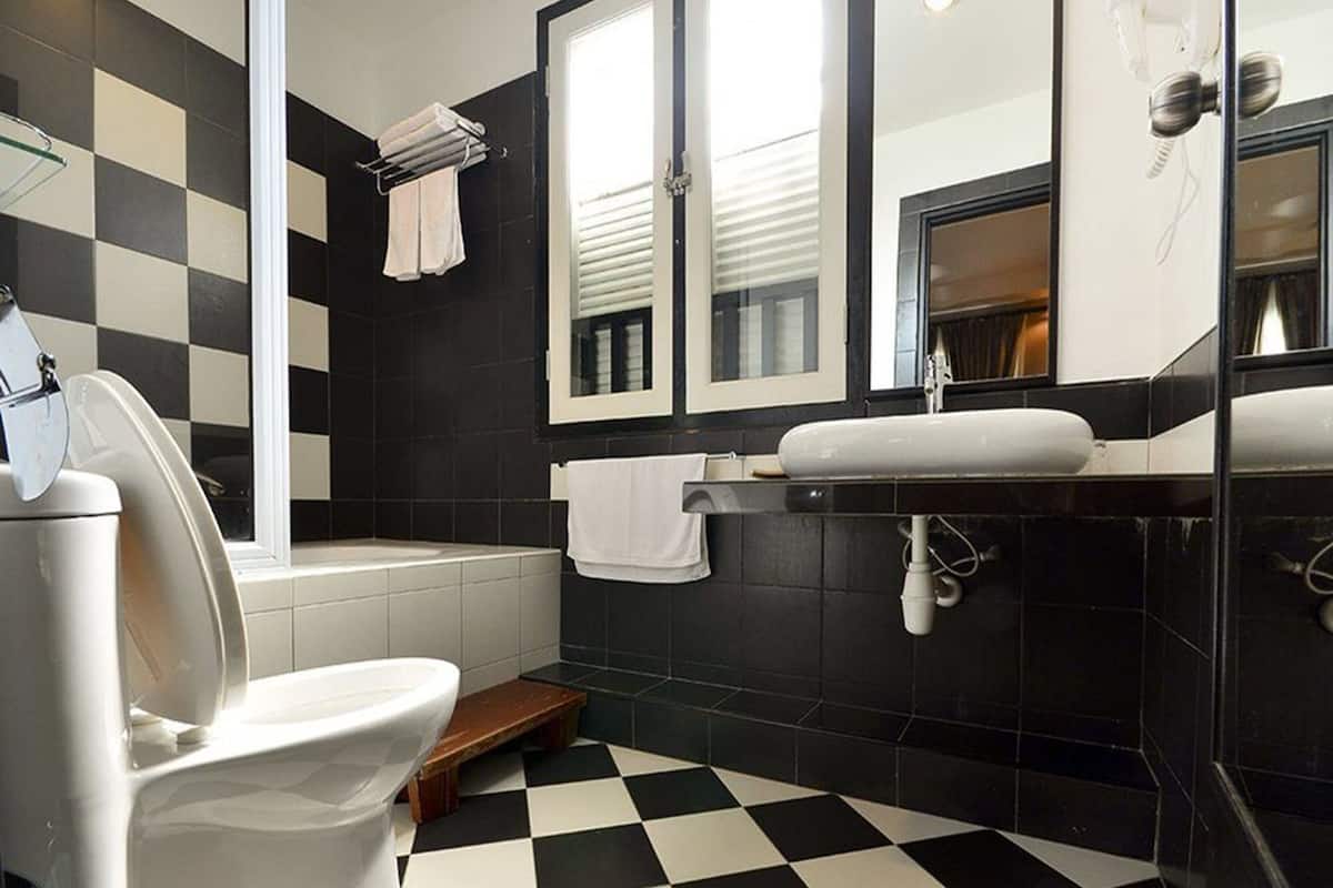 premier room, 1 king bed, non smoking, bathtub | bathroom | free toiletries, hair dryer, slippers, towels