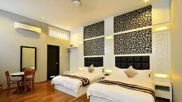 Family Room, 2 Katil Ratu (Queen), Non Smoking, Bathtub | Peralatan tempat tidur premium, bar mini, peti besi dalam bilik, meja 