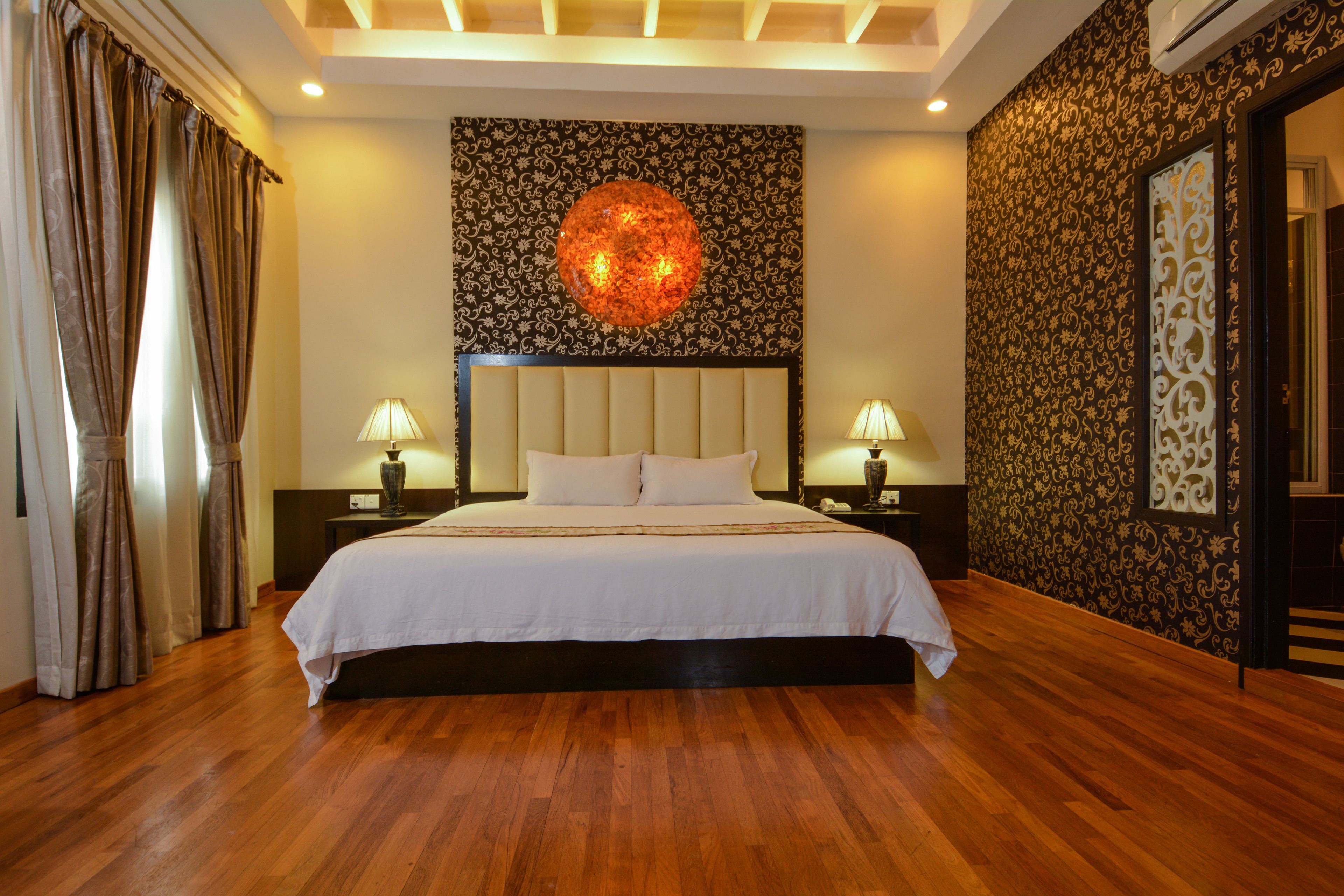 premier room, 1 king bed, non smoking, bathtub | premium bedding, minibar, in-room safe, desk