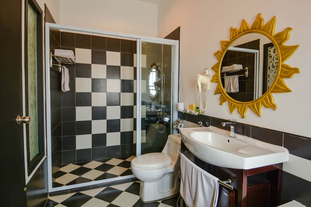 grand room, 1 king bed, non smoking, bathtub | premium bedding, minibar, in-room safe, desk