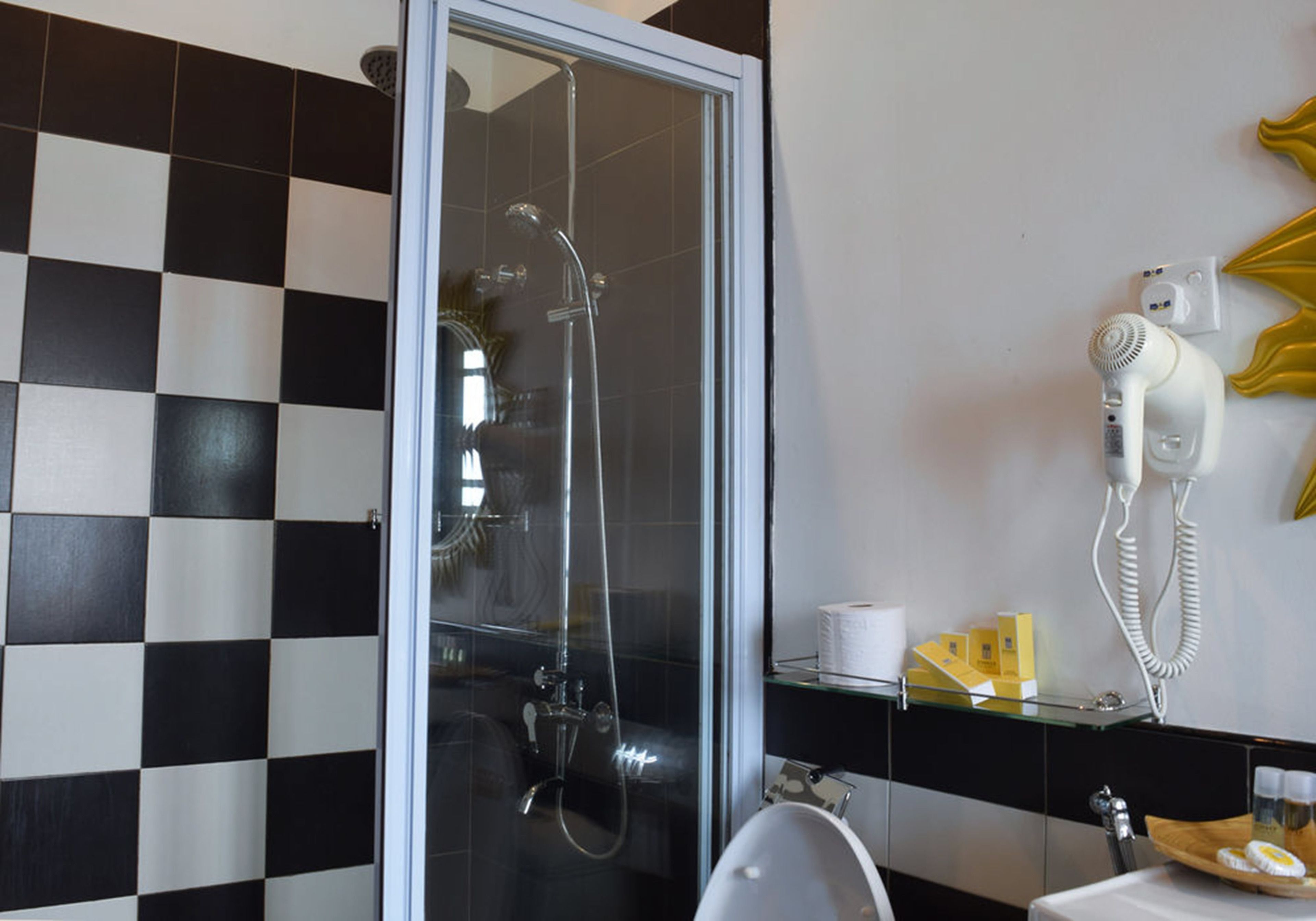 Ein Badezimmer mit Duschkabine, Toilette und Waschbecken.