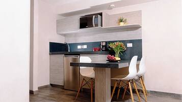 Executive Suite, 1 Bedroom | Private kitchen