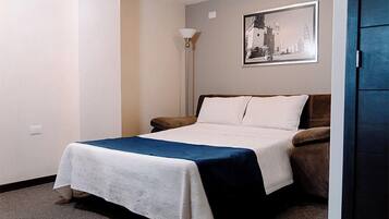 Executive Suite, 1 Bedroom | 1 bedroom, in-room safe, blackout drapes, soundproofing