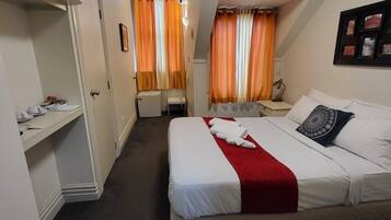 Double Room, 1 Queen Bed | Iron/ironing board, free WiFi, bed sheets