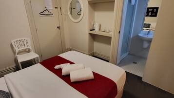 Tabla de planchar con plancha, wifi gratis y ropa de cama