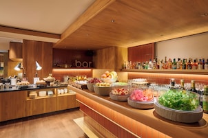 Desayuno buffet diario (JPY 3300 por persona)