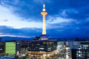 A hotel with a tower, multiple floors, and a busy street in the foreground.