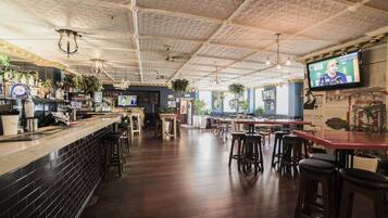 Makan tengah hari dan makan malam dihidangkan, masakan antarabangsa