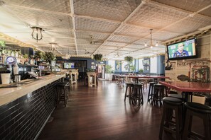 Lunch and dinner served, international cuisine