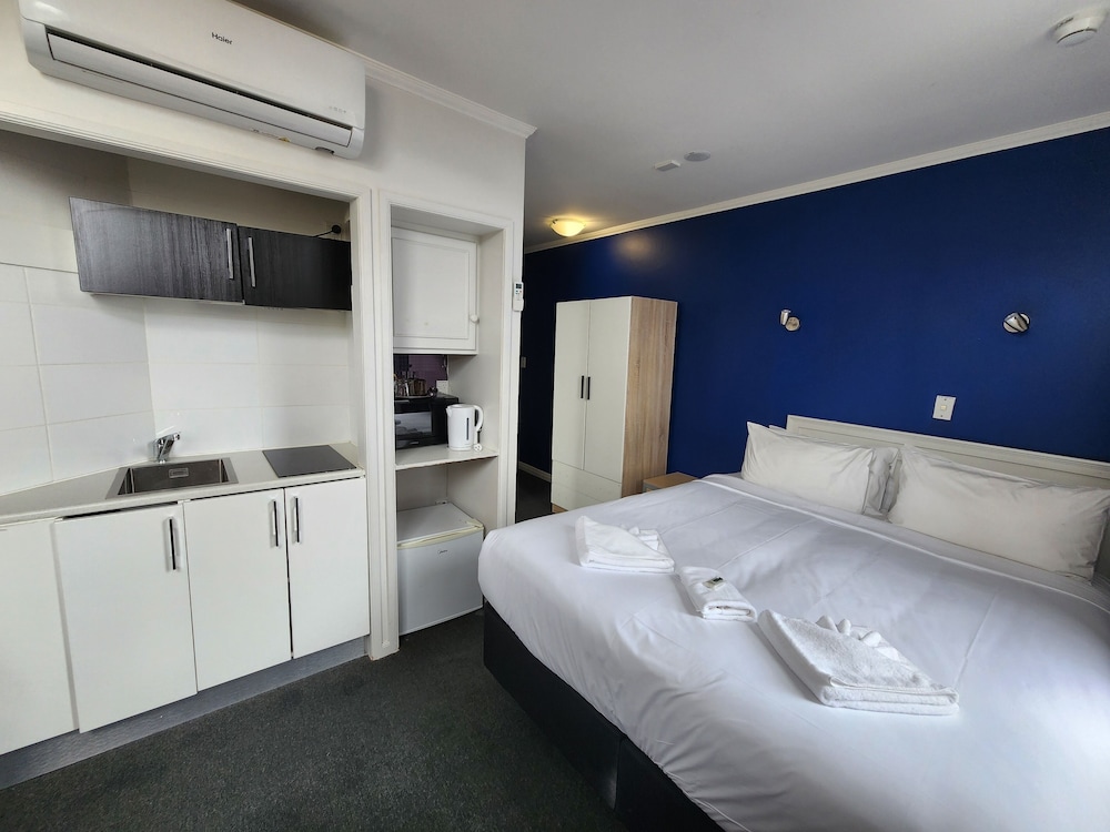 Albion Hotel by null