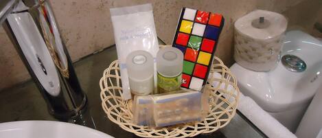 Un meuble-lavabo de salle de bain contenant des articles de toilette, notamment une brosse à dents, du dentifrice, un distributeur de savon et un petit flacon de lotion.
