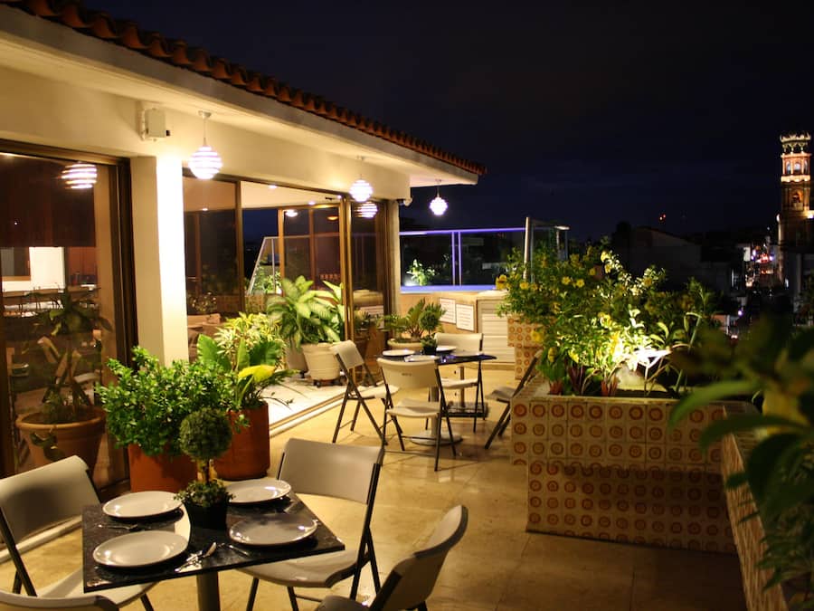 Breakfast and lunch served