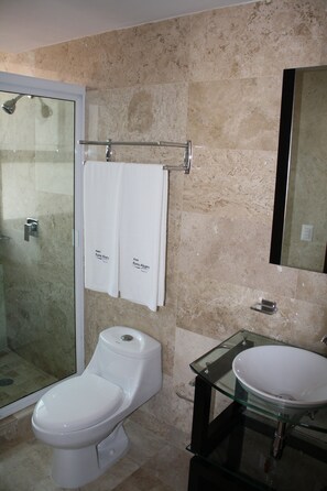 Quarto clássico | Banheiro | Chuveiro, secador de cabelo, toalhas de banho 
