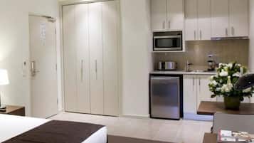 Studio | Cuisine privée | Réfrigérateur, micro-ondes, plaque de cuisson, cafetière/bouilloire