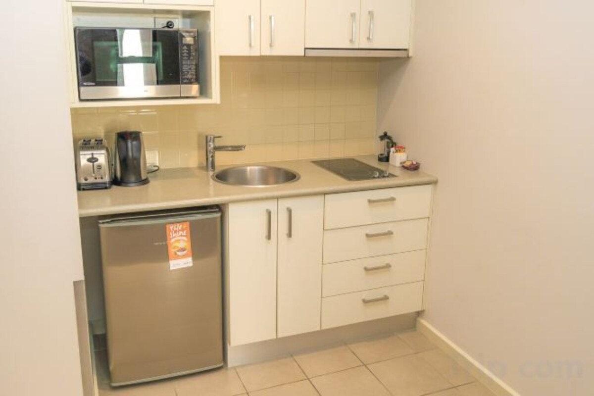 Private kitchen | Coffee/tea maker, fridge, microwave, stovetop