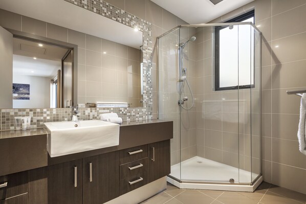 Estudio | Baño | Artículos de higiene personal gratuitos, secador de pelo y toallas