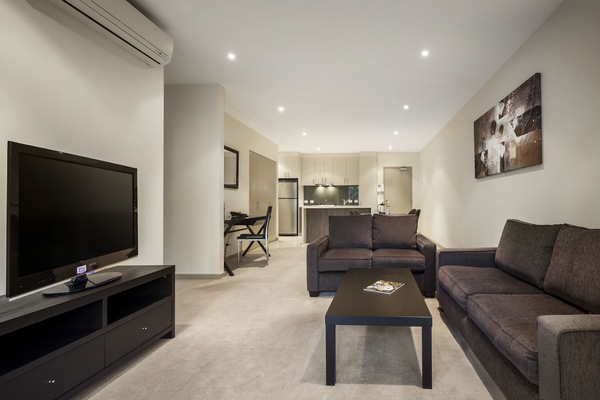 Apartment, 2 Bedrooms | Ruang tamu | 30 inci sebuah televisyen pintar dengan digital