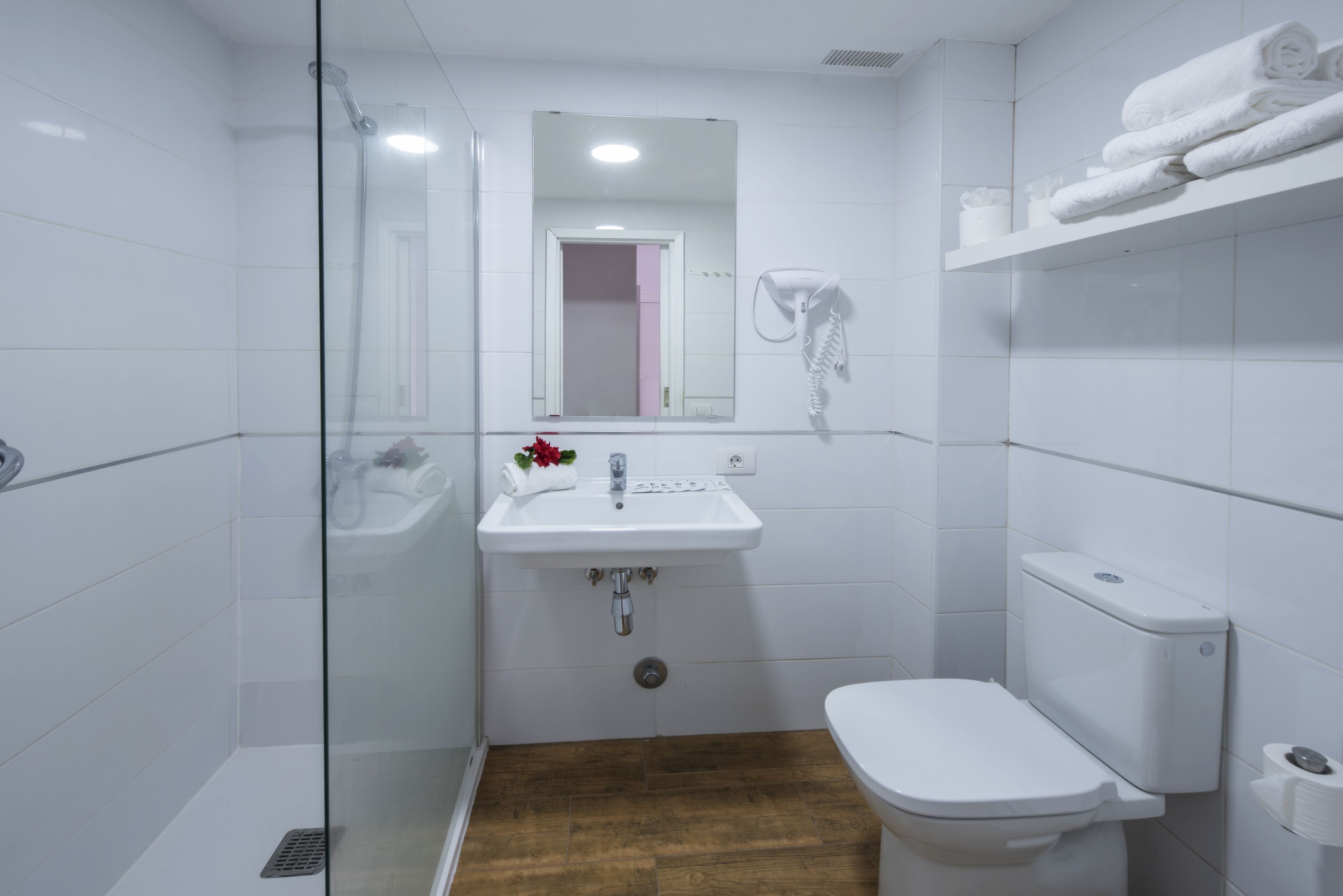 superior apartment, 2 bedrooms | bathroom | shower, hair dryer, towels