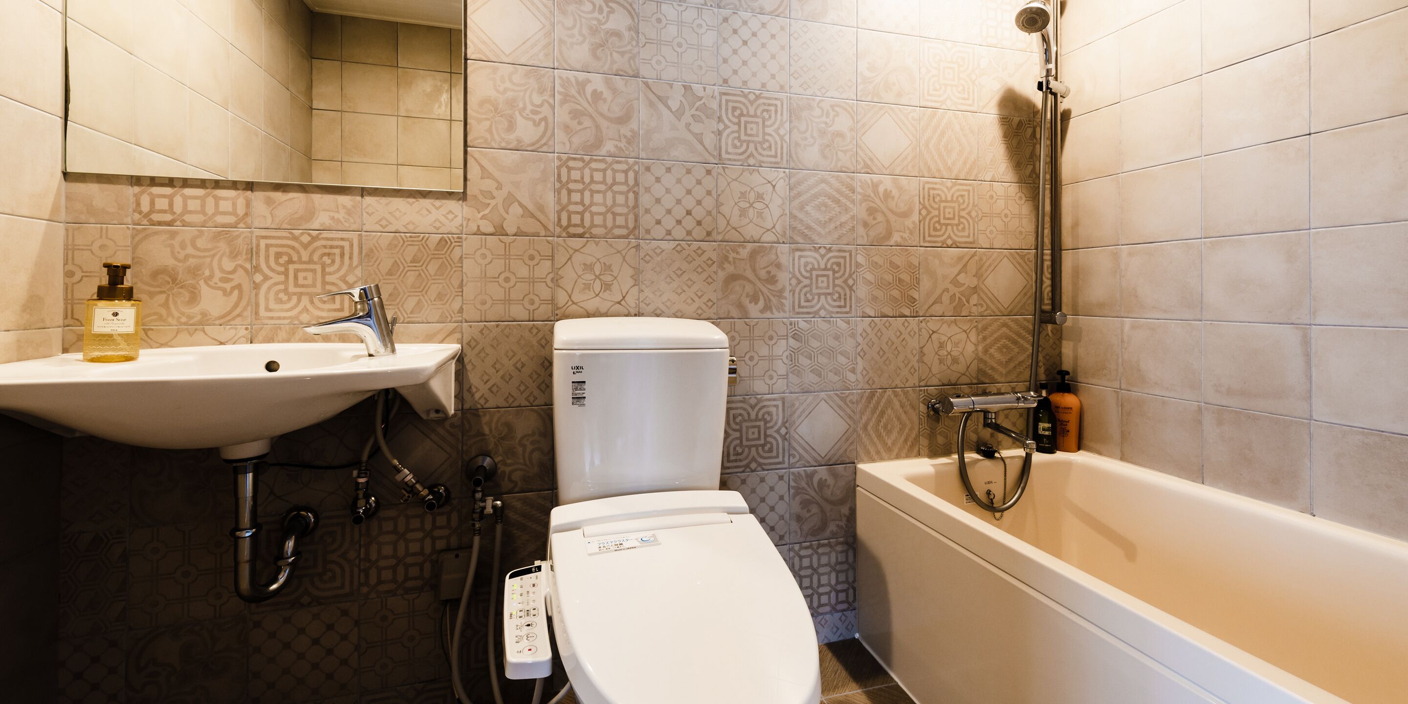 A bathroom with a toilet, sink, and bathtub.