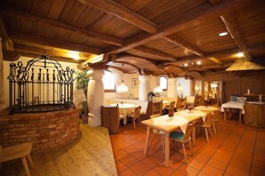 Se sirven almuerzos y cenas, cocina regional