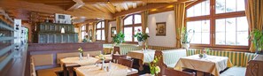 Serveert lunch en diner, regionale gerechten