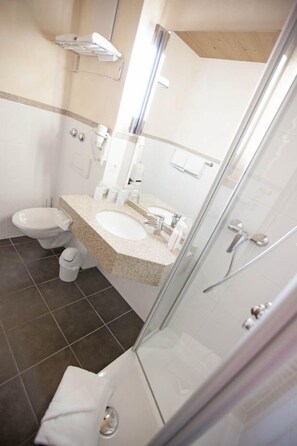 Shower, free toiletries, hair dryer, towels - Hotel Alter Hof (Vaterstetten)