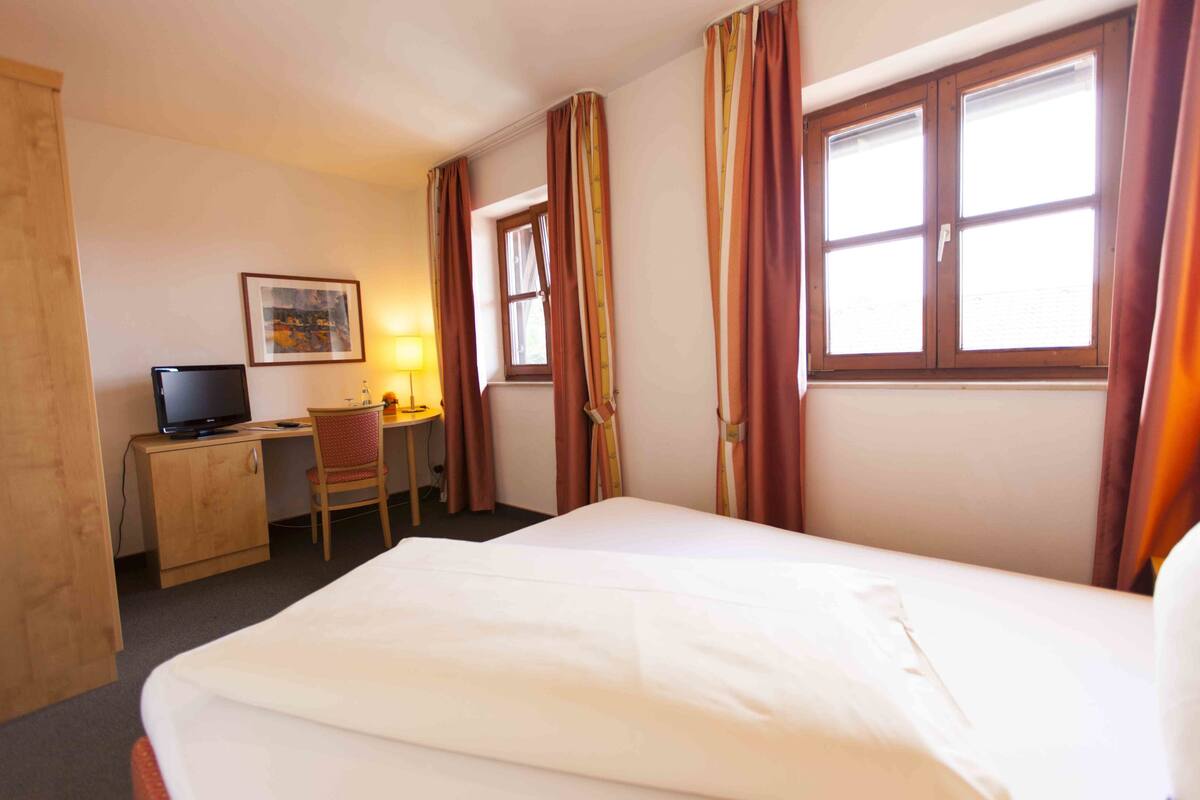 单人房 | 办公桌、遮光窗帘、熨斗/熨板、婴儿床