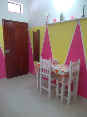 Estúdio econômico, 1 cama de casal, para não fumantes, vista para o pátio | Opções para refeição no quarto