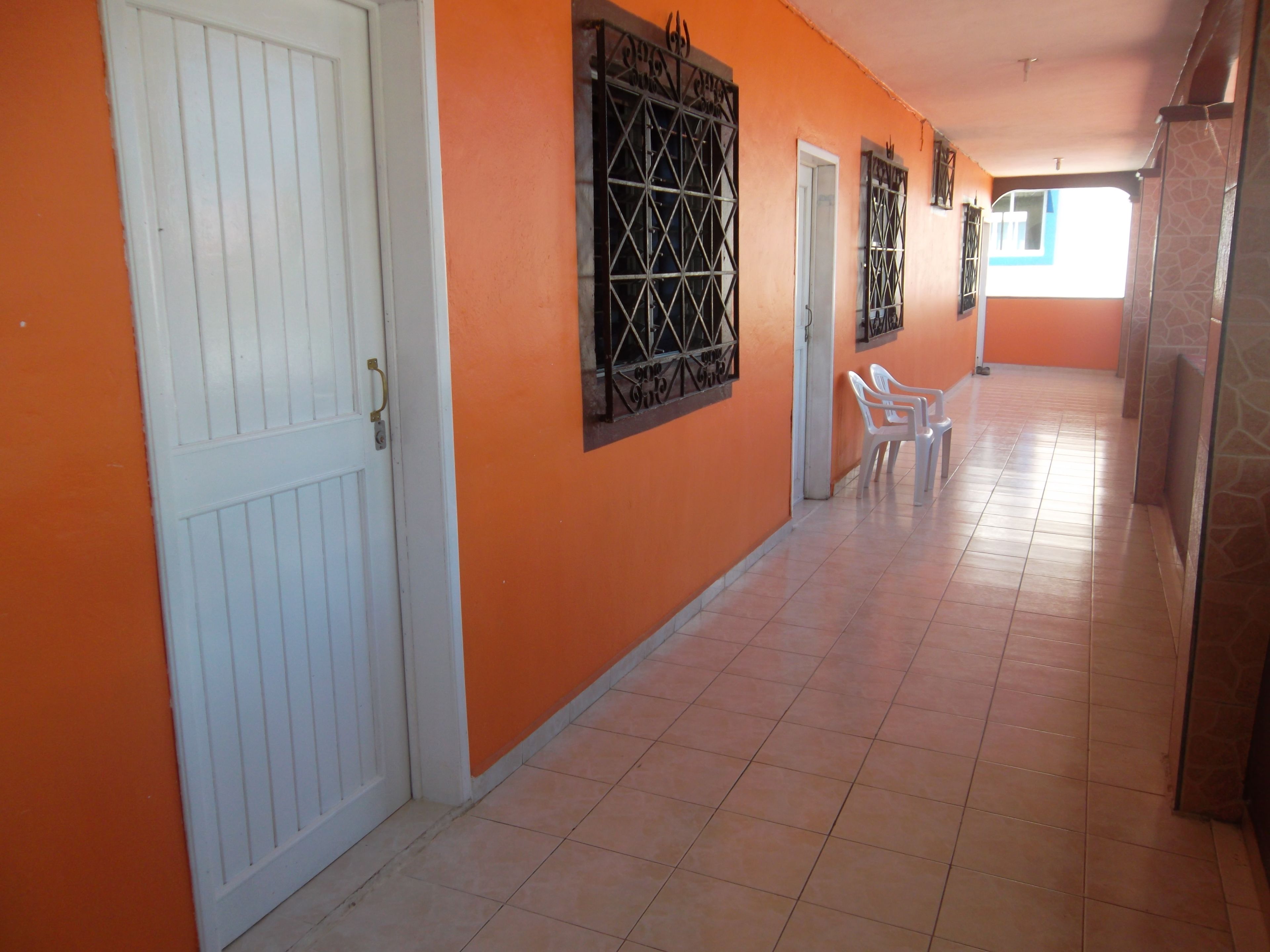 Habitación básica doble, 1 cama matrimonial, baño en la habitación, vista a la ciudad | Pasillo