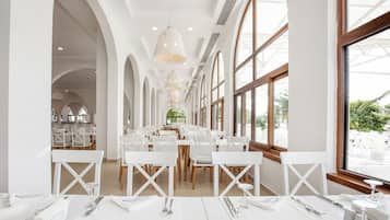 4 restaurants; breakfast, lunch, and dinner served