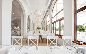 4 restaurantes; se sirve desayuno, almuerzo y cena