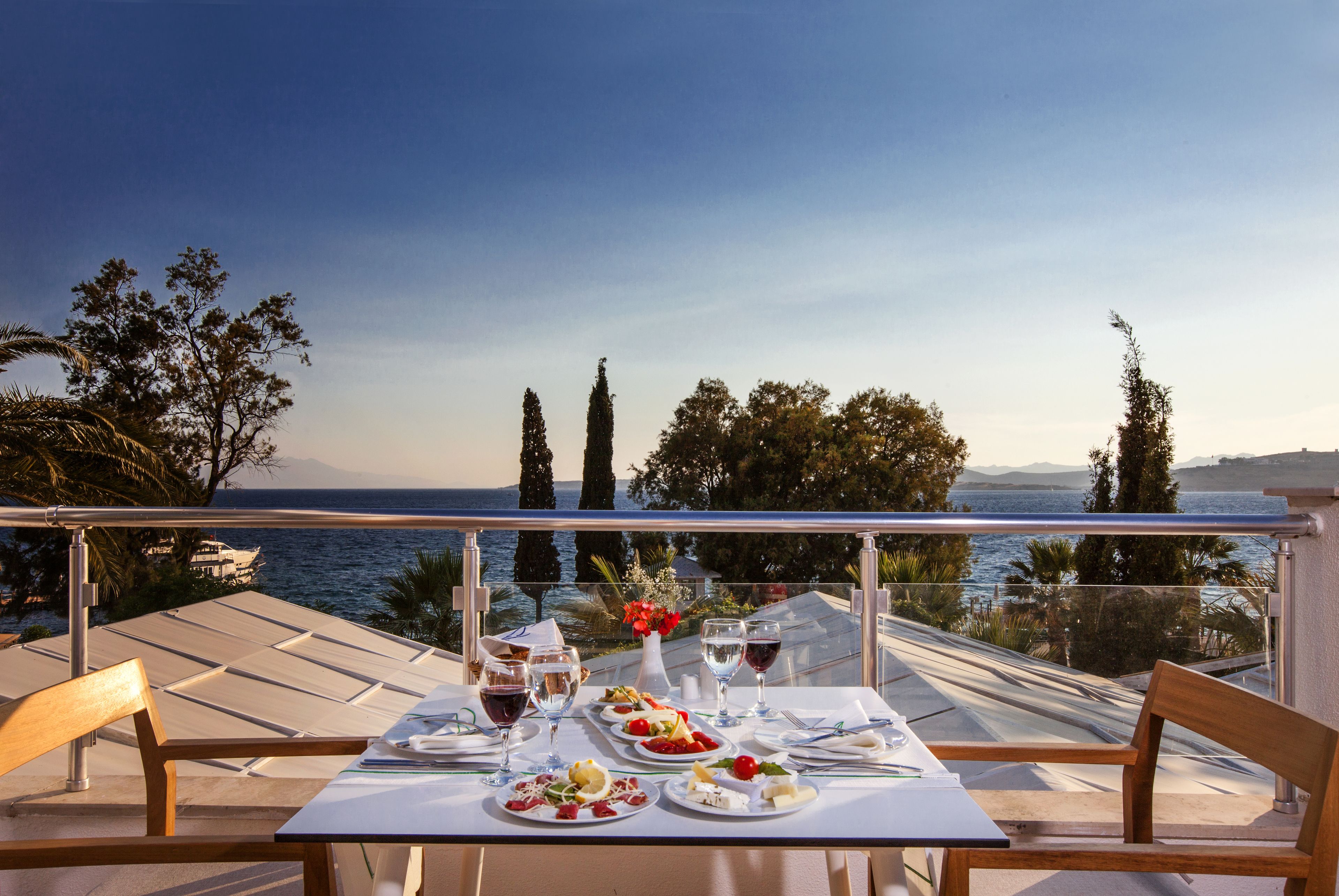 4 restaurants, breakfast, lunch, dinner served; seafood 