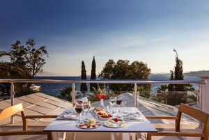 4 restaurantes; se sirve desayuno, almuerzo y cena; mariscos