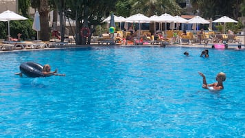 Piscine couverte, 2 piscines extérieures, parasols de plage